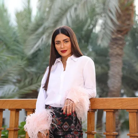 ديما الأسدي بقميص أبيض أنيق  