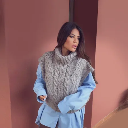 العنود بدر ترتدي الفيست مع القميص