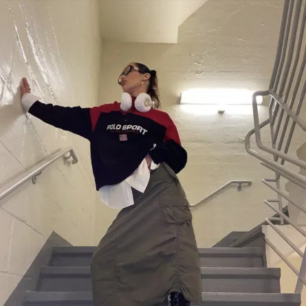 بيلا حديد بإطلالة شتوية عصرية