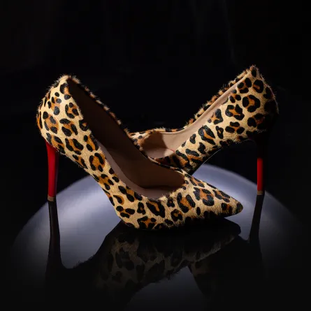 أحذية بنقوش الحيوانات لإطلالة جريئة