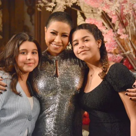 شيرين عبد الوهاب مع ابنتيها هنا ومريم - الصورة من حساب إسعاد يونس على انستغرام