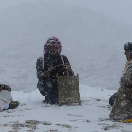 وتسابق المواطنون والمقيمين إلى توثيق مشاهد الثلوج المتساقطة على مرتفعات جبل اللوز الشهير