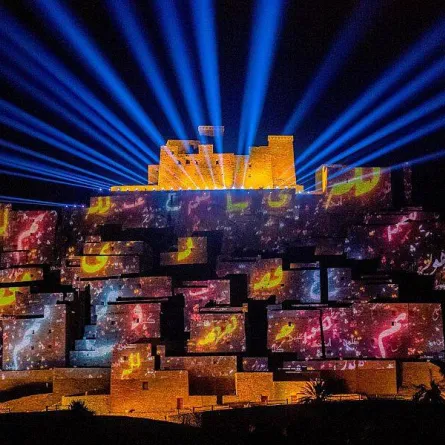 58 منزلاً تراثياً بقرية ذي عين الأثرية بالباحة تتزين احتفالًا بتسجيل فنون الخط العربي في قائمة اليونسكو