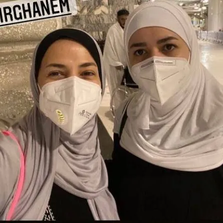 إيمي ودنيا سمير غانم تؤديان مناسك العمرة - الصورة من حساب إيمي سمير غانم على ستوري انستغرام
