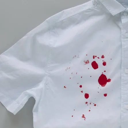 قميص ملطّخ ببقع الدم