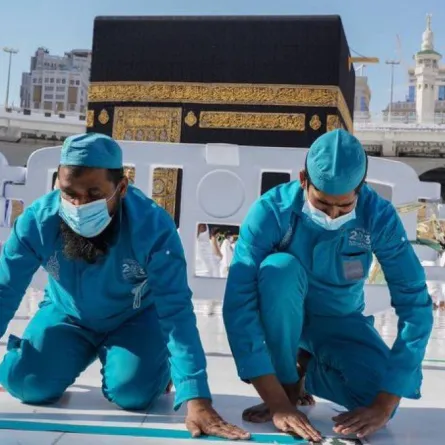إعادة وضع ملصقات التباعد الجسدي في المسجد الحرام 