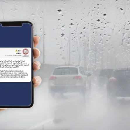 92% من مستخدمي الطرق يستفيدون من التنبيهات العاجلة لشرطة أبوظبي. الصورة من "وام"