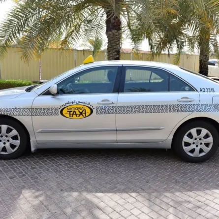 اعتماد تطبيق أجرة أبوظبي لسداد تعرفة التاكسي. الصورة من "وام"