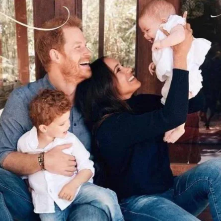 ميغان ماركل والأمير هاري مع آرتشي وأول ظهور لليليبت- الصورة من حساب Archwell Foundation