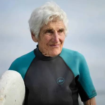 عجوز تمارس رياضة ركوب الأمواج بعمر ال 92