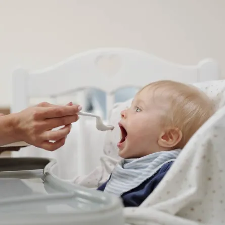 صورة لطفل يتناول طعامه