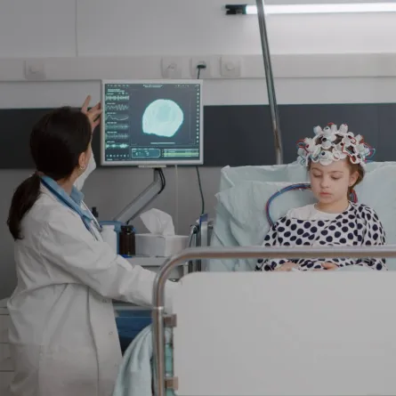 صورة لطفلة مريضة تتلقى العلاج