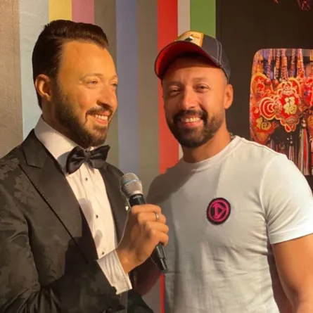 أحمد فهمي بجوار تمثاله في متحف مدام توسو - الصورة من المسؤول الإعلامي لفهمي