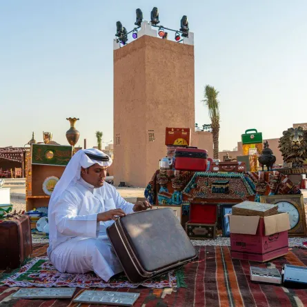 تباع  فيها "الأسطوانات" و"الكاسيت" وأجهزة الراديو والتلفاز