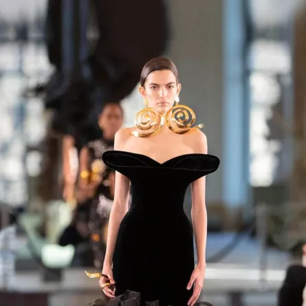 فستان أسود منسدل الأكتاف من  سكياباريللي