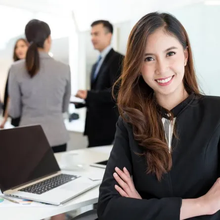 صفات الموظفة النشيطة