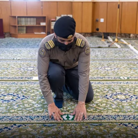 تركيب ملصقات التباعد الجسدي بالمرافق الخارجية للرئاسة