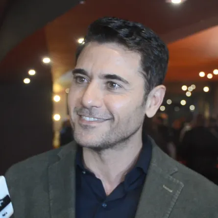 الفنان أحمد عز خلال لقائه بسيدتي - الصورة خاصة بسيدتي