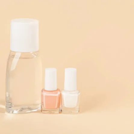 مزيل طلاء الأظافر