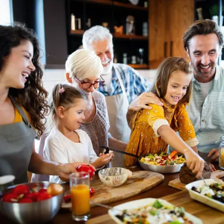 صورة تجمع  الأباء والأجداد والأحفاد