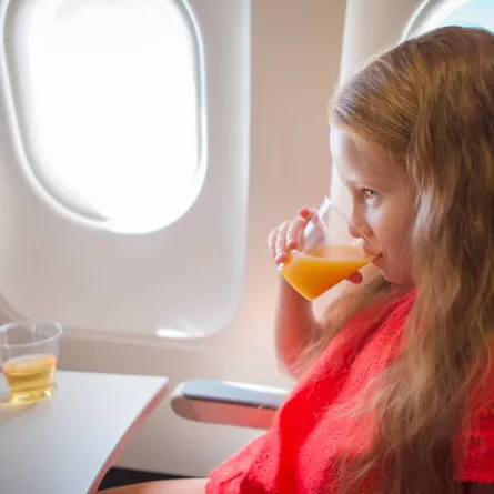 نصائح للحفاظ هدوء طفلك على متن الطائرة