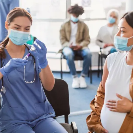 صورة لحامل تأخذ اللقاح