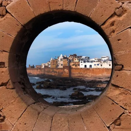  لقطة للمدينة القديمة في الصويرة المغربيّة، من كوّة في القلعة المسمّاة "الصقالة" 