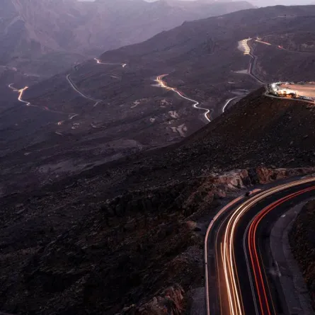 الصقيع يزين قمة جبل جيس لأجمل شتاء في العالم. الصورة من "وام"