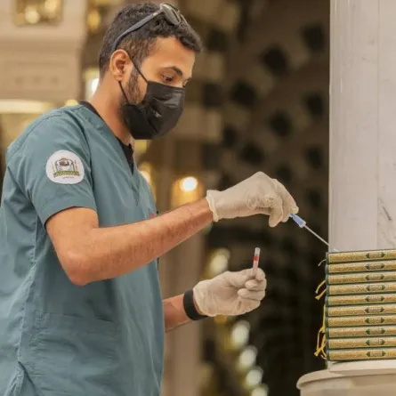  تقوم إدارة المختبر بوكالة شؤون المسجد النبوي بأخذ مسحات من مواضع مختلفة بشكلٍ يومي لفصحها مخبرياً 