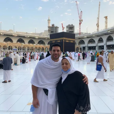 حسن الرداد ووالدته - الصورة من حسابه على الفيس بوك