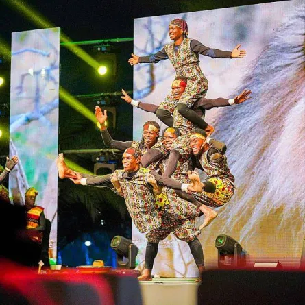 العروض البهلوانية والألعاب في منتزه شجرة السلام - الصورة من واس