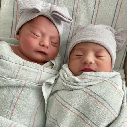 تفصل بينهما 15 دقيقة... ميلاد توأمين في كاليفورنيا خلال عامي 2021 و2022