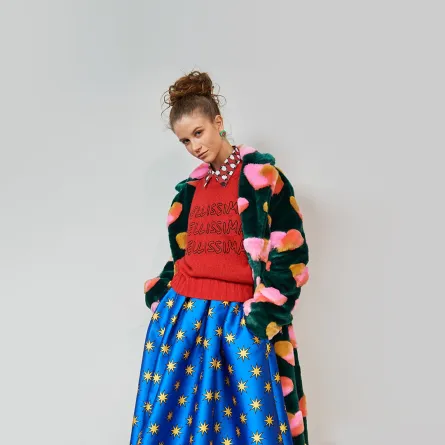 التنورة  المنفوشة مع بلوزة كلاسيكية من أليساندرو انريكيز  Alessandro Enriquez