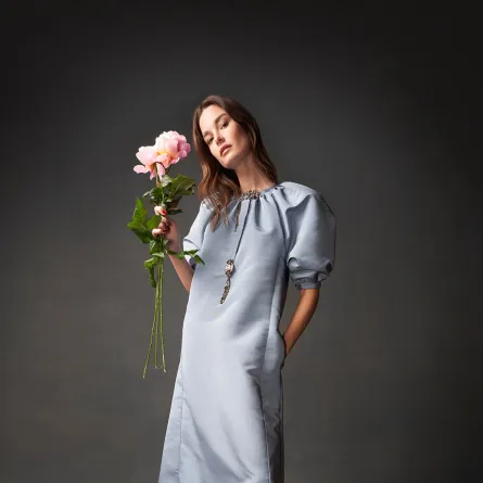 فستان رمادي باستيل من جولي دو ليبران