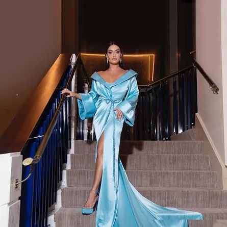 كارن وازن تنتعل حذاء أزرق باستيل