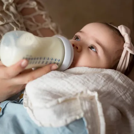 صورة لطفل يرضع