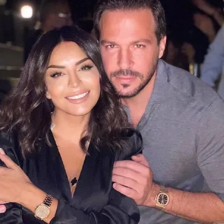 الساعات توحد إطلالات أمل بوشوشة مع زوجها