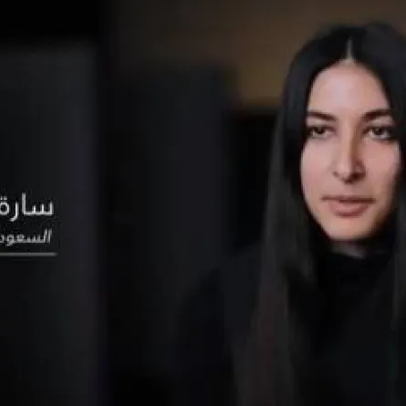 الفنانة السعودية سارة براهيم - الصورة من حساب مؤسسة بينالي الدرعية على تويتر