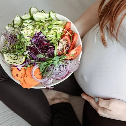 صورة لحامل تتناول السلطة