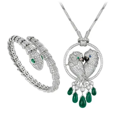 مجوهرات مرصعة بحجر الزمرد