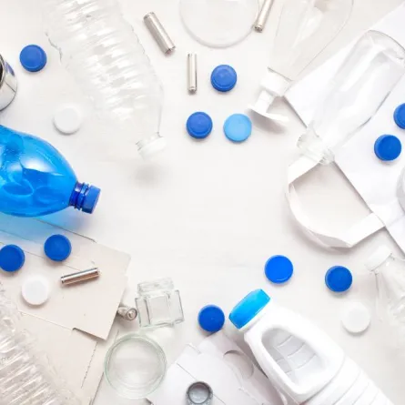 إعادة تدوير العلب والزجاجات البلاستيكية