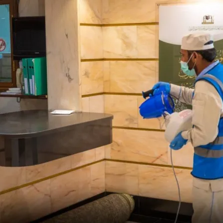 إجراءات تعقيم المسجد الحرام ومرافقه