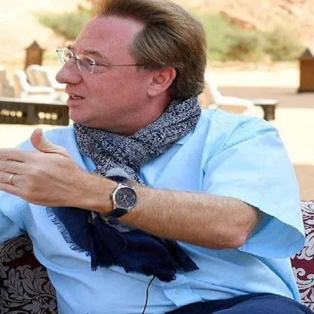  السفير الفرنسي بالسعودية يُبدي إعجابه بعمل فني للأمير سلطان بن فهد في بينالي الدرعية.. وفنانين آخرين