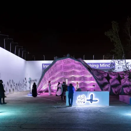 لقطة بعيدة لمشاركة اثراء في المهرجان السعودي للتصميم - الصورة من إراء