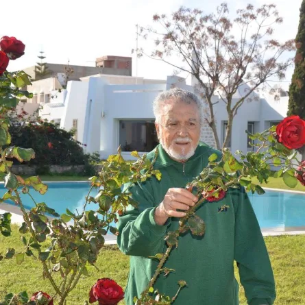 الشاعر  الراحل نور الدين صمود في حديقة بيته بمدينة قليبية