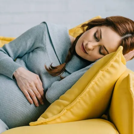 صورة لحامل تستمتع بالنوم