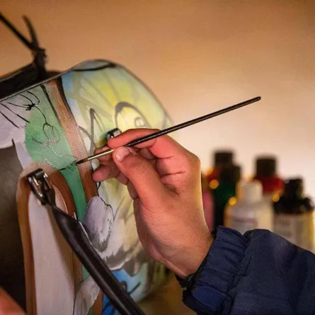 الرسم على الجلود - الصورة من واس