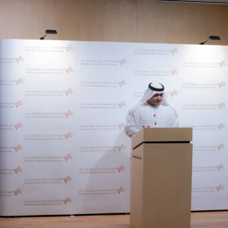 مقصود كروز أثناء كلمته في المؤتمر الصحفي للهيئة الوطنية لحقوق الإنسان - الصورة من حسابه على تويتر