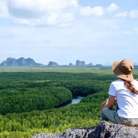 ارتداء الملابس الفاتحة للحماية من لدغات البعوض