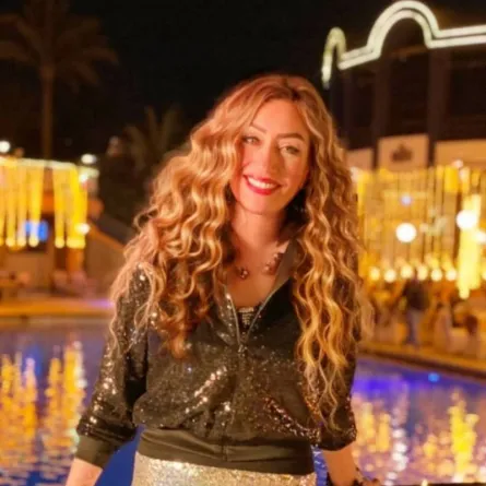 الفنانة إيناس مكي 